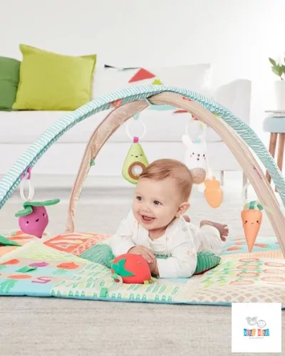 Skip Hop játszószőnyeg játékhíddal Farmstand Grow 